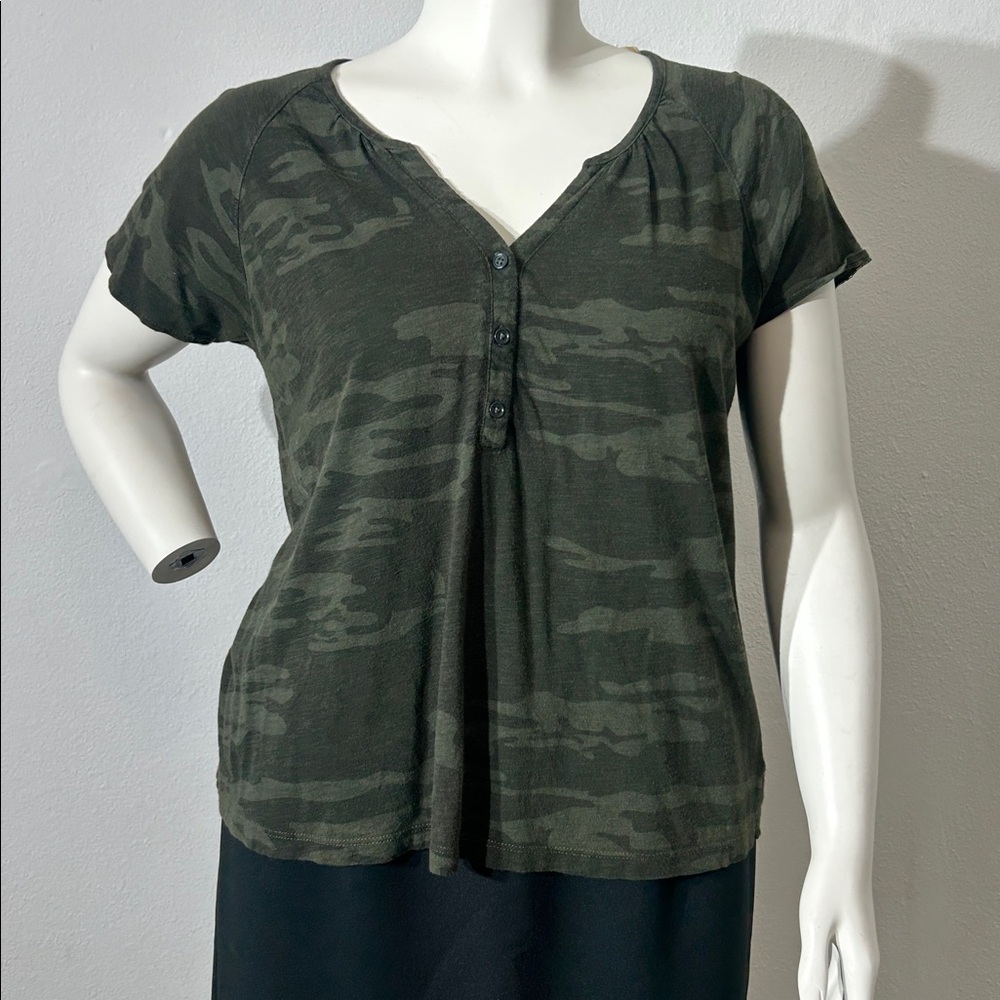 Sanctuary V-neck Short Sleeve Camouflage Shirt sz L